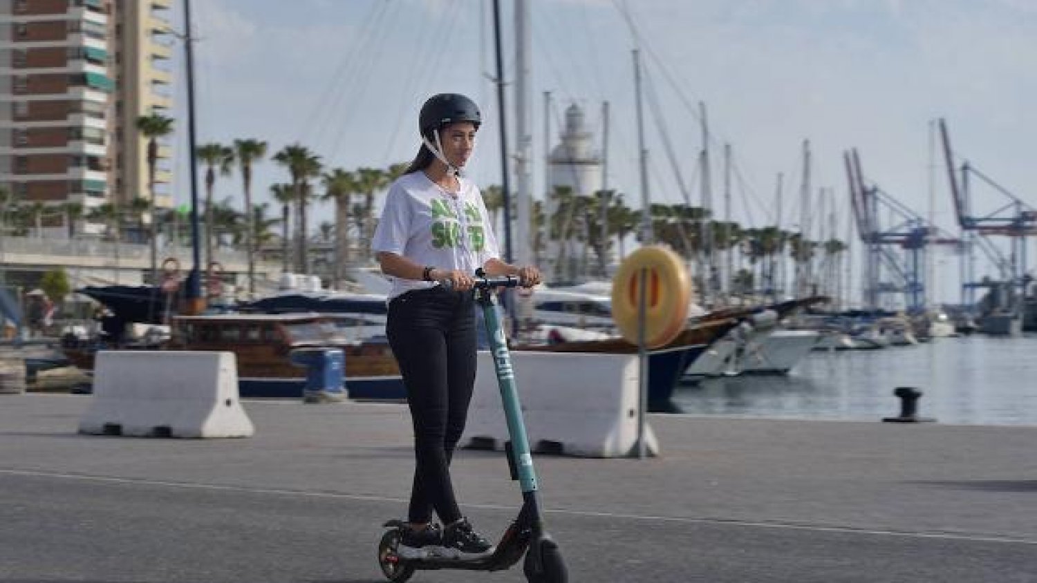 82 denuncias y 7 inmovilizaciones en la primera campaña de control de patinetes en Málaga  