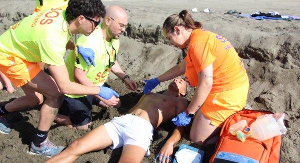 El Ayuntamiento realiza un simulacro de socorrismo y salvamento en la playa de Rincón de la Victoria