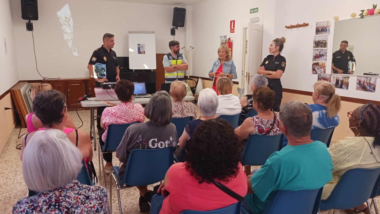 La Policía Nacional ofrece una charla sobre seguridad a los mayores de Torremolinos