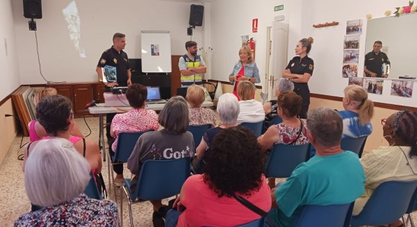 La Policía Nacional ofrece una charla sobre seguridad a los mayores de Torremolinos