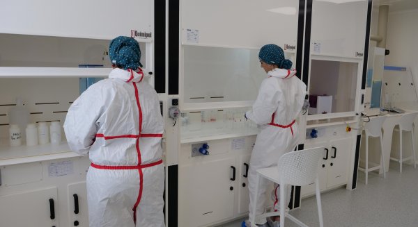 Inaugurada la nueva sala blanca de la UMA: un espacio experimental de ambiente controlado 