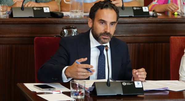 PSOE logra que el pleno tumbe el plan de Eje Litoral del alcalde que abriría en canal la ciudad durante 20 años