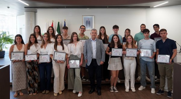El Ayuntamiento de Estepona reconoce a los 19 mejores alumnos de Bachillerato en los XI Premios a la Excelencia Educativa 