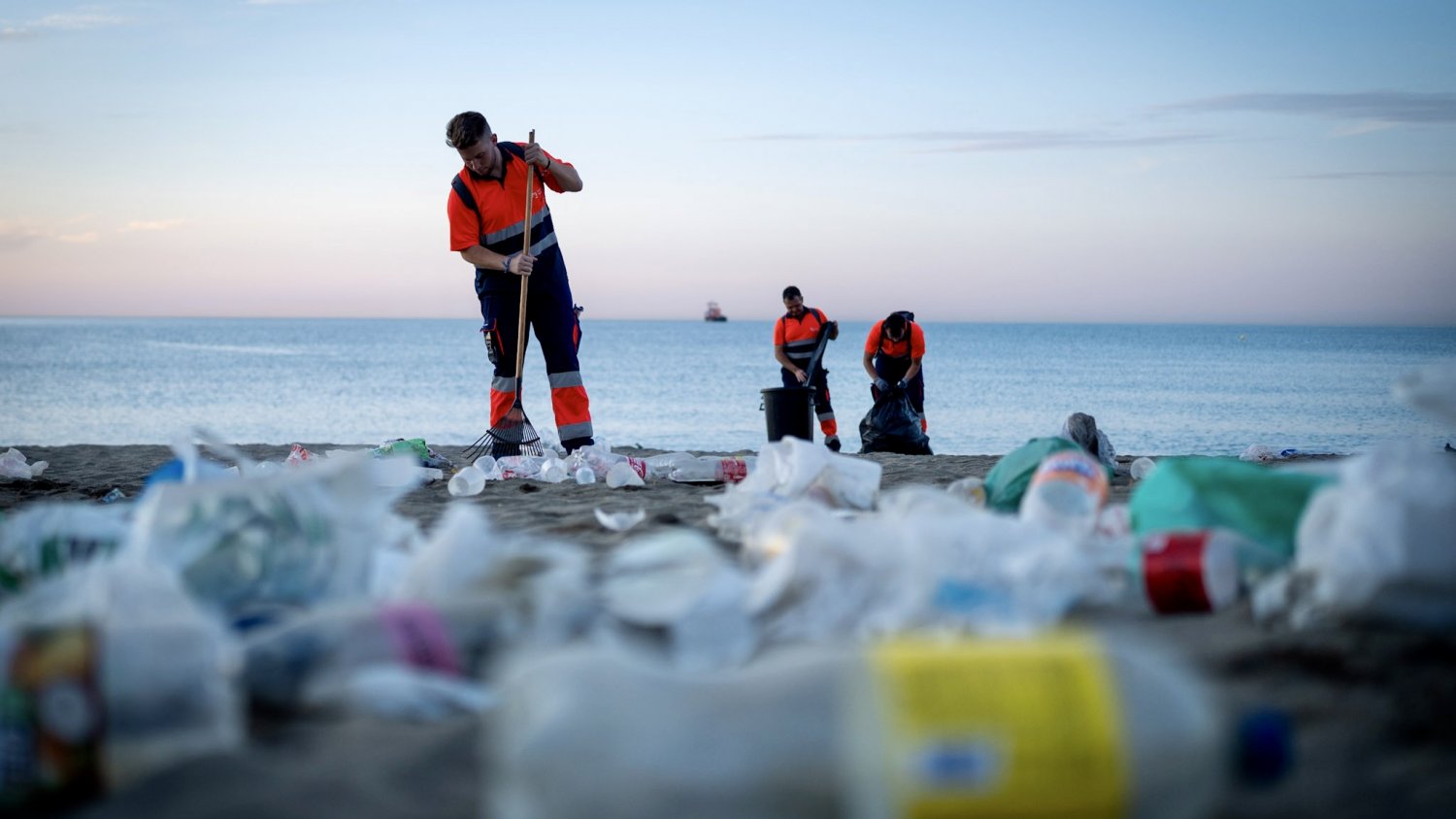 Los servicios de limpieza retiran 23 toneladas de residuos en las playas tras la noche de San Juan