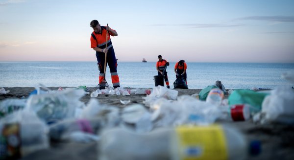 Los servicios de limpieza retiran 23 toneladas de residuos en las playas tras la noche de San Juan