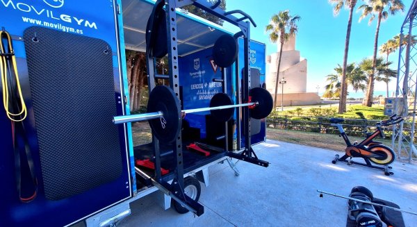 Torremolinos oferta un gimnasio móvil para acercar la práctica deportiva a los barrios