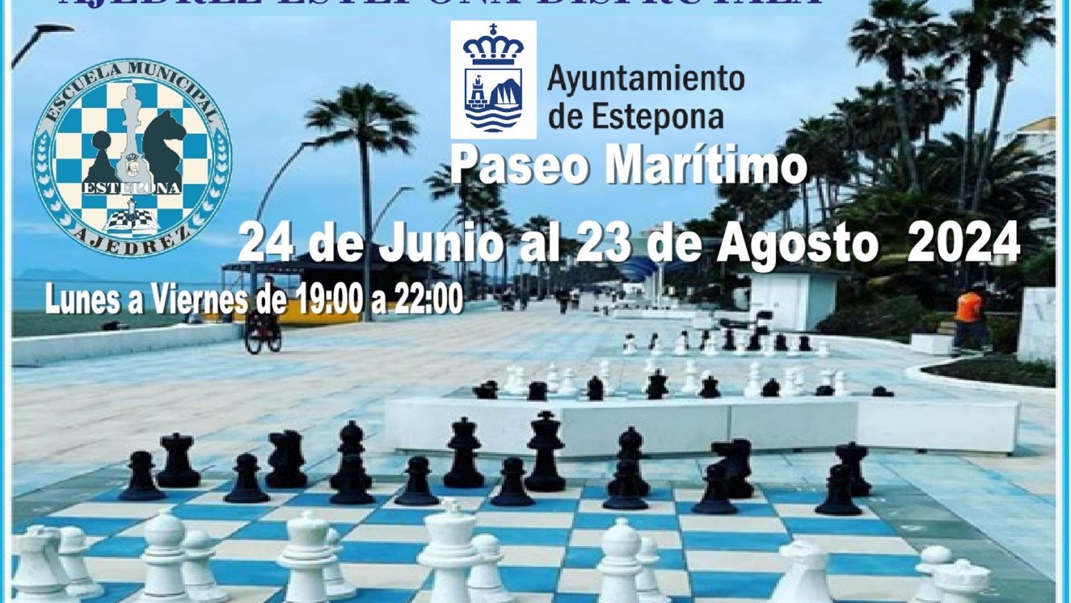 El Ayuntamiento de Benalmádena organiza partidas de ajedrez en los tableros del Paseo Marítimo todo el verano