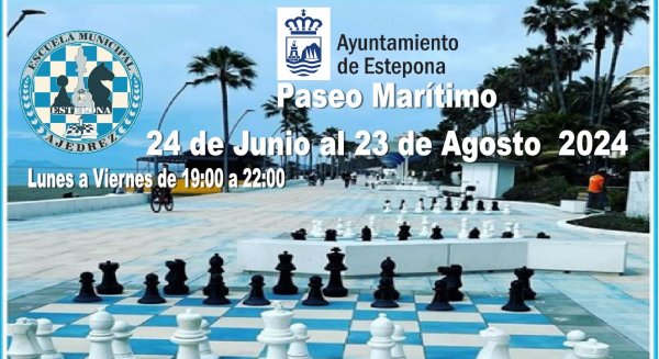 El Ayuntamiento de Benalmádena organiza partidas de ajedrez en los tableros del Paseo Marítimo todo el verano