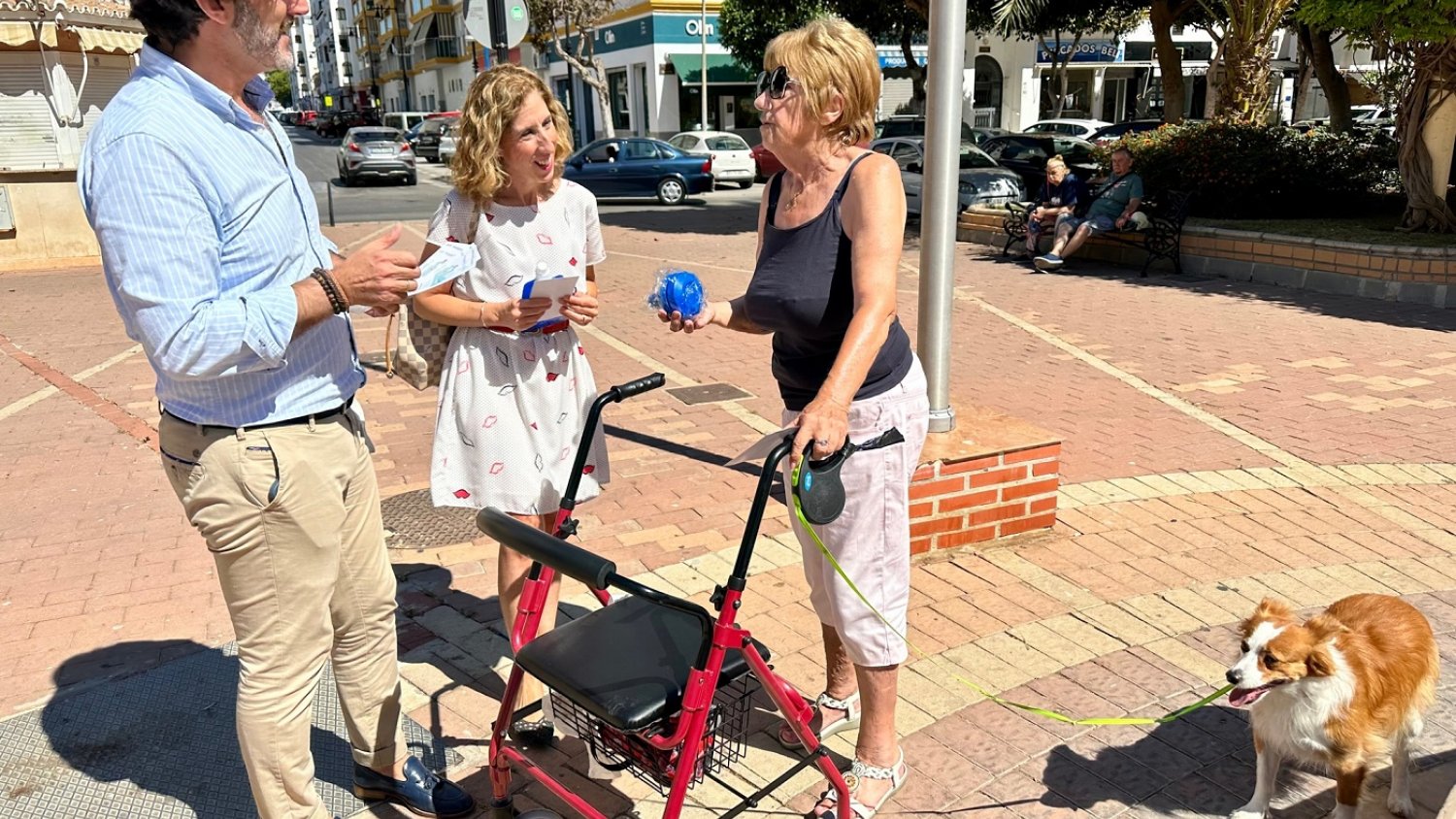 El Ayuntamiento de Fuengirola reparte botellas para limpiar la orina de los perros en el barrio del Recinto Ferial
