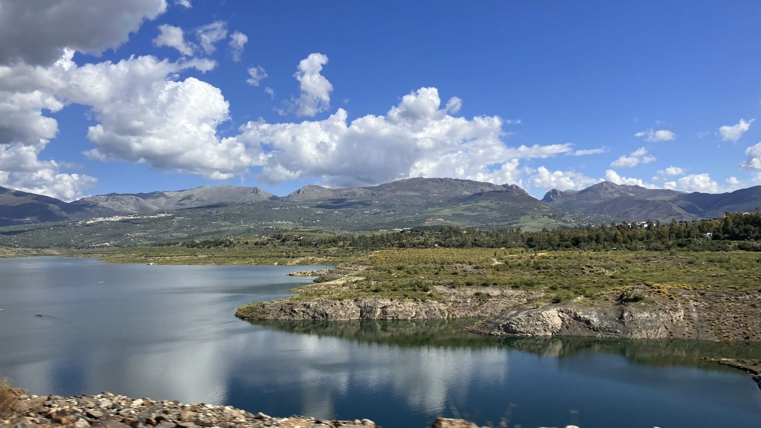 Comienzan los riegos de emergencia en la Axarquía con agua de La Viñuela