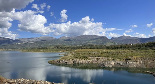 Comienzan los riegos de emergencia en la Axarquía con agua de La Viñuela