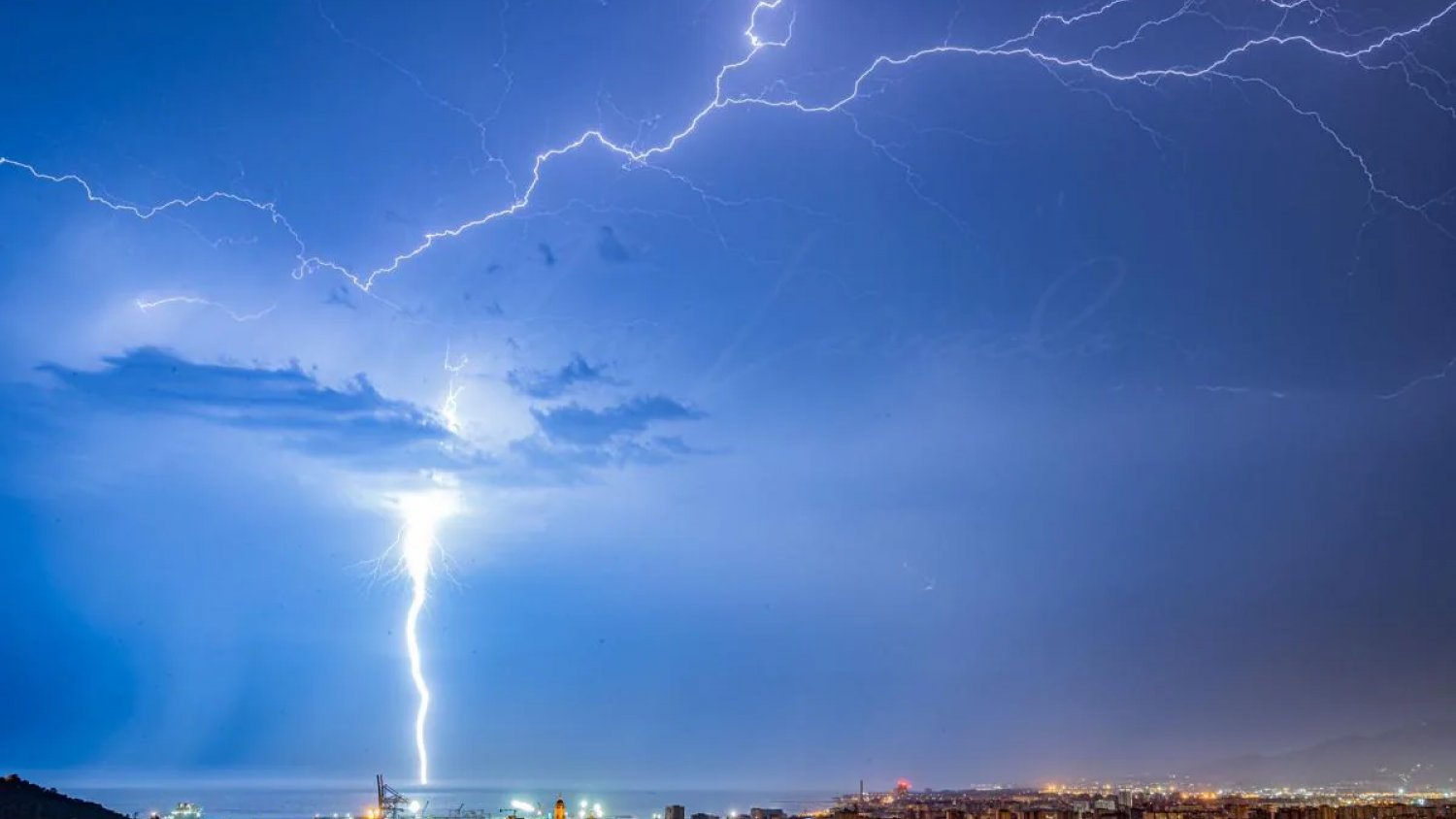 Dana deja una noche de tormentas y lluvias de hasta 18 l/m2 en Málaga