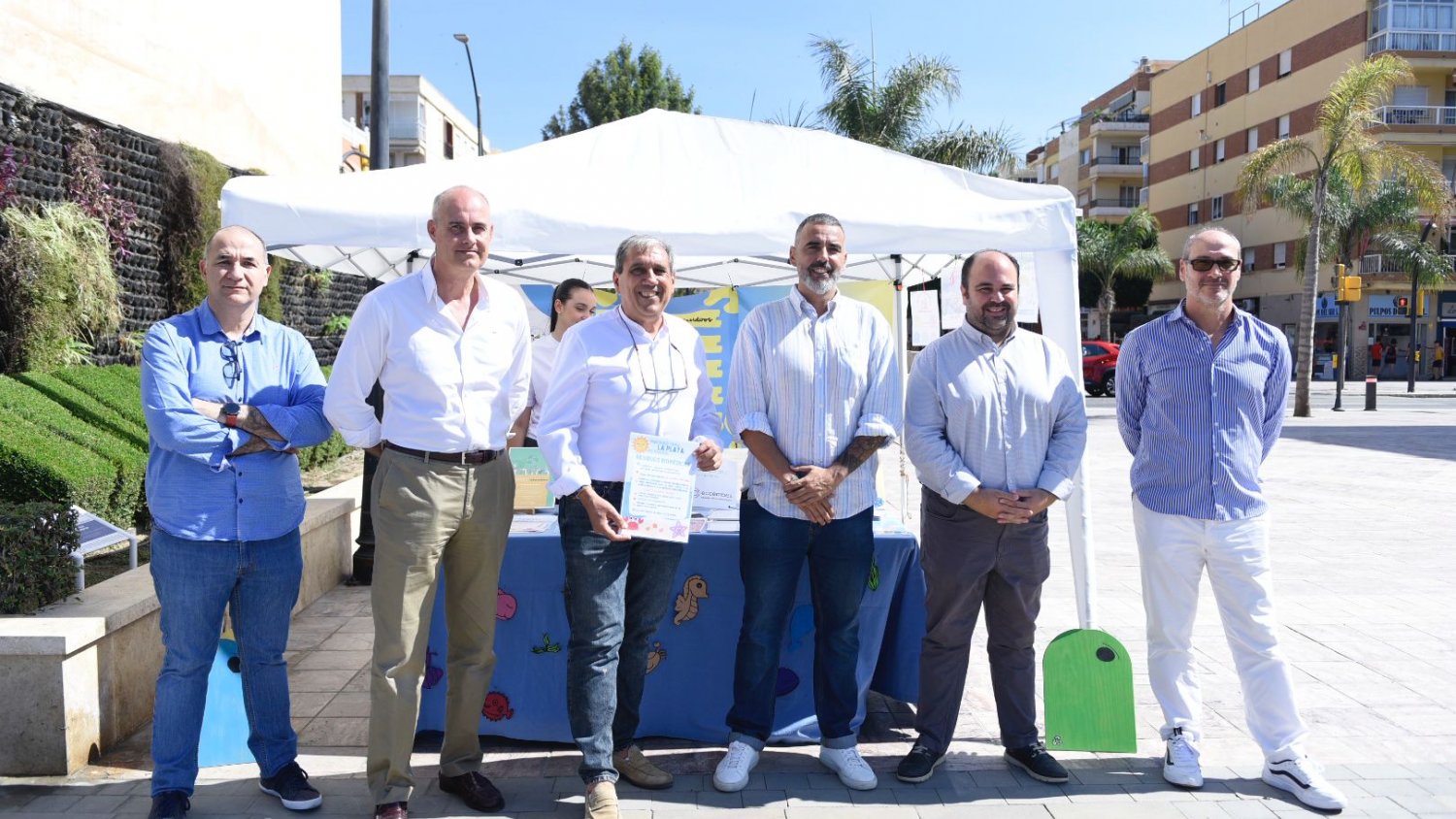 Rincón de la Victoria acoge una campaña de sensibilización ambiental para fomentar el reciclaje de envases y proteger el litoral 