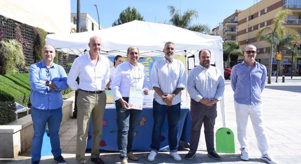 Rincón de la Victoria acoge una campaña de sensibilización ambiental para fomentar el reciclaje de envases y proteger el litoral 