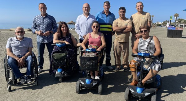 Presentadas en Torre del Mar las mejoras en las playas adaptadas y servicio de baño asistido