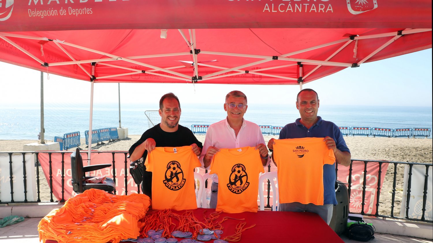 Cerca de un centenar de niños participan en la II edición del Campus de Fútbol Playa de ‘El Langui’