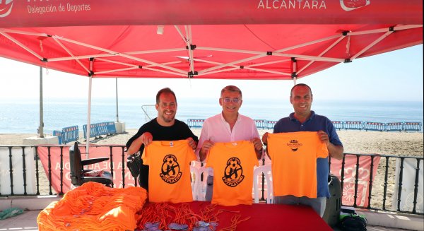 Cerca de un centenar de niños participan en la II edición del Campus de Fútbol Playa de ‘El Langui’