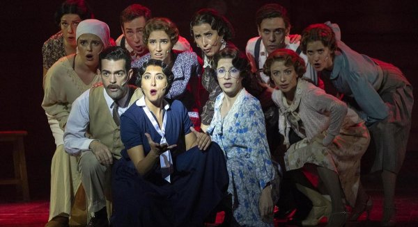 La gira nacional de 'El tiempo entre costuras' acaba con catorce pases en el Teatro Cervantes