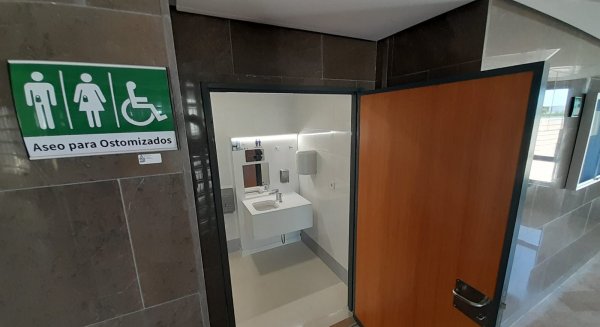 El Hospital de Antequera inaugura un segundo baño adaptado para pacientes ostomizados