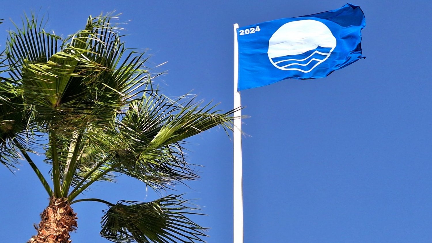 Torremolinos iza por primera vez la Bandera Azul en las playas de Playamar y Bajondillo y renueva la de Los Álamos