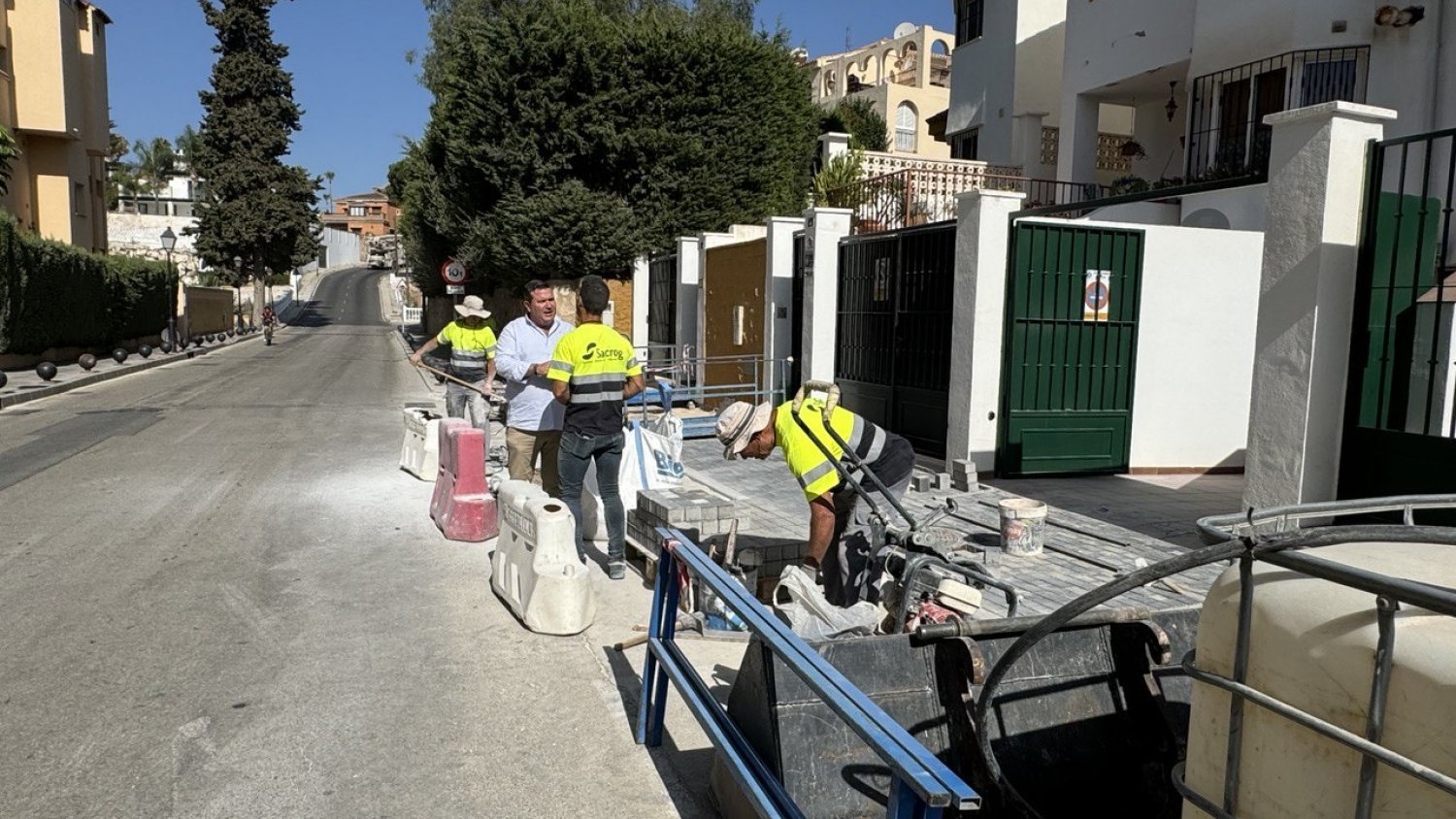 El Ayuntamiento de Mijas destina más de 130.000 euros a la remodelación de aceras en La Sierrezuela