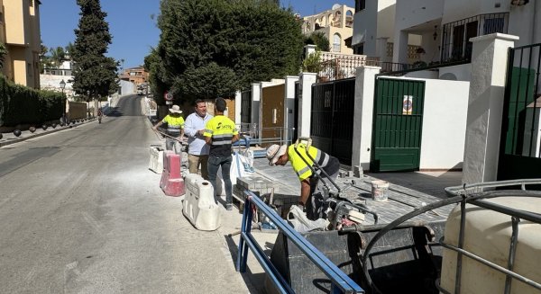 El Ayuntamiento de Mijas destina más de 130.000 euros a la remodelación de aceras en La Sierrezuela