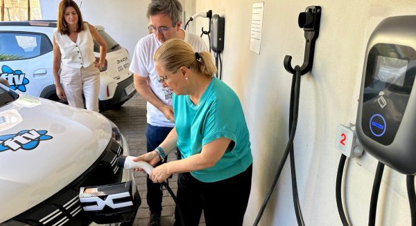 Fuengirola apuesta por la movilidad sostenible incorporando vehículos eléctricos y puntos de recarga municipales