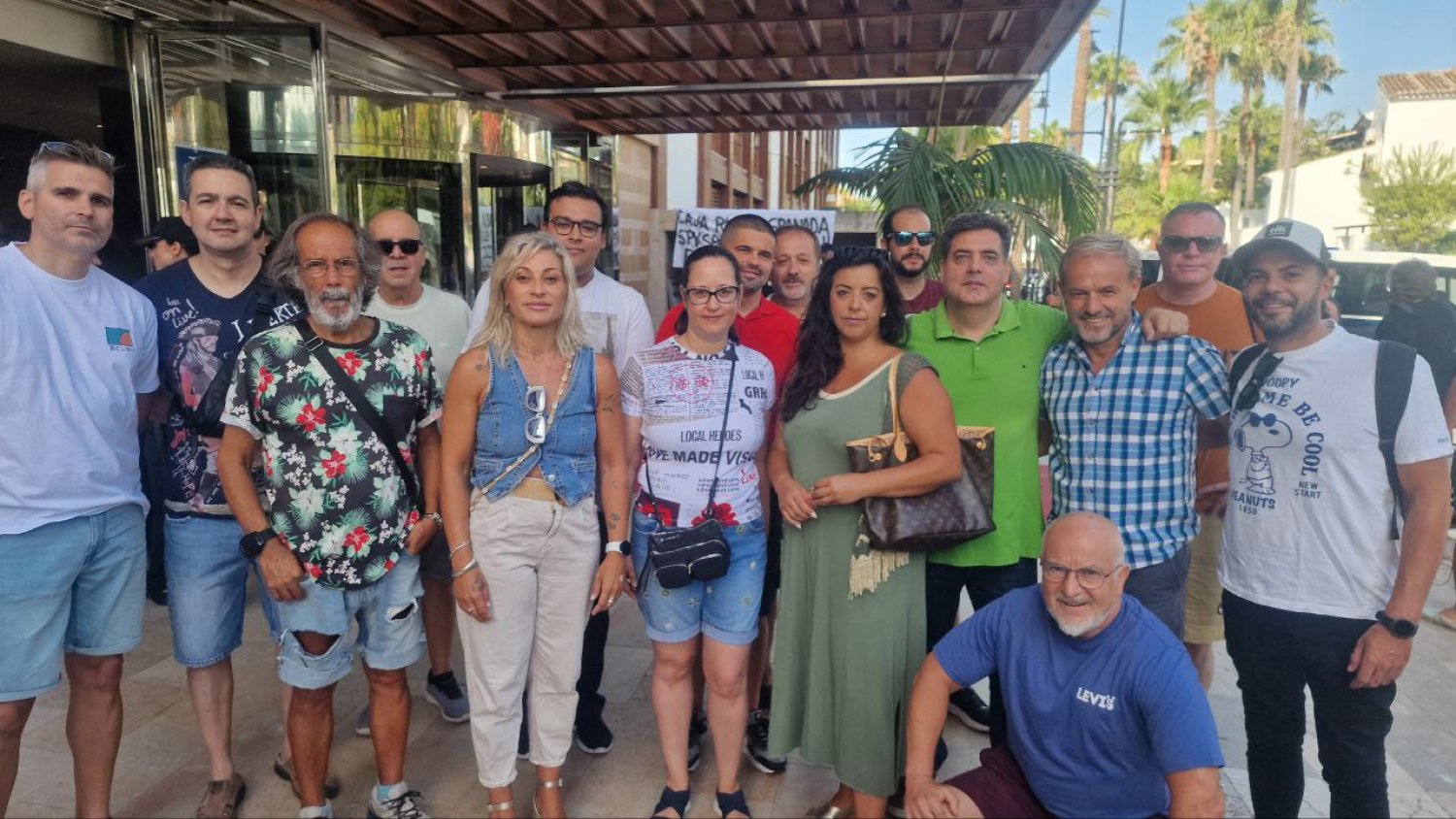 IU se moviliza junto con los trabajadores del Hotel Guadalpín Banús por mantener sus puestos de trabajo 