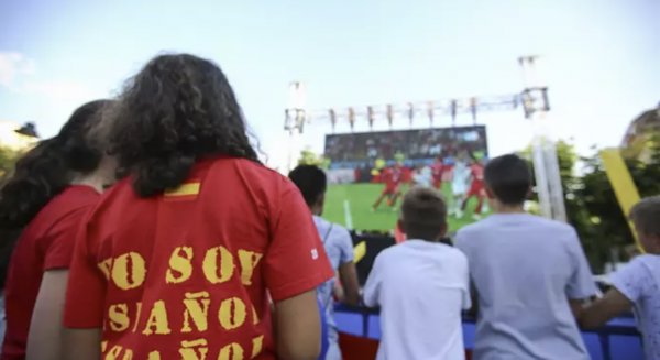 Pantallas de gran tamaño en el auditorio Cortijo de Torres de Málaga para ver la final de la Eurocopa