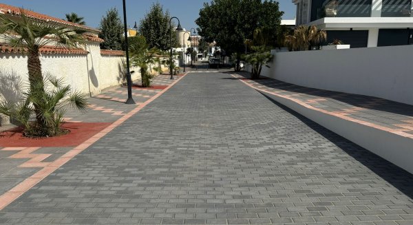 El Ayuntamiento de Mijas peatonaliza las calles Montejaque y Arriate de La Cala para mejorar su accesibilidad 