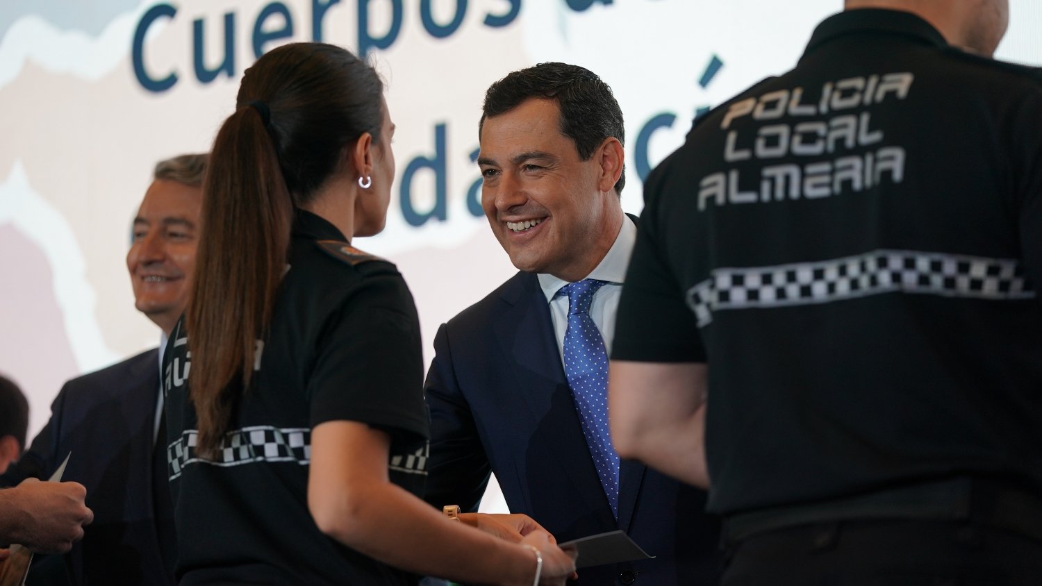 Moreno anuncia la tramitación en el Parlamento tras el verano del Proyecto de Ley de Policías Locales de Andalucía