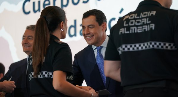 Moreno anuncia la tramitación en el Parlamento tras el verano del Proyecto de Ley de Policías Locales de Andalucía