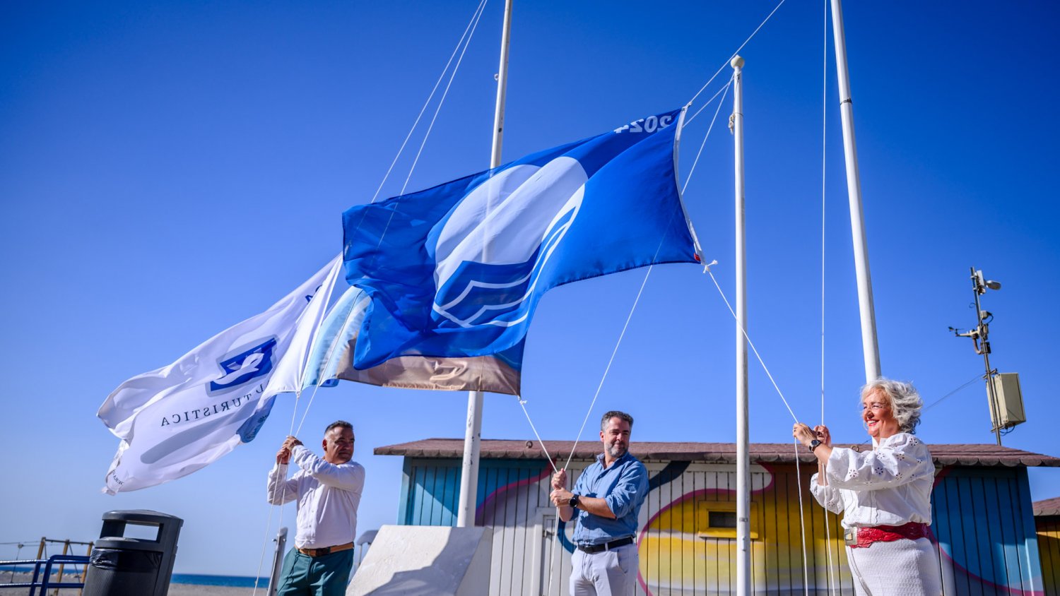 Ya se ondean las 7 Banderas Azules de 2024 en las playas de Málaga con mención especial al servicio de socorrismo