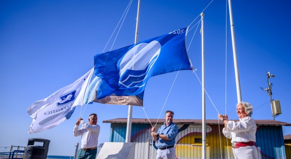Ya se ondean las 7 Banderas Azules de 2024 en las playas de Málaga con mención especial al servicio de socorrismo