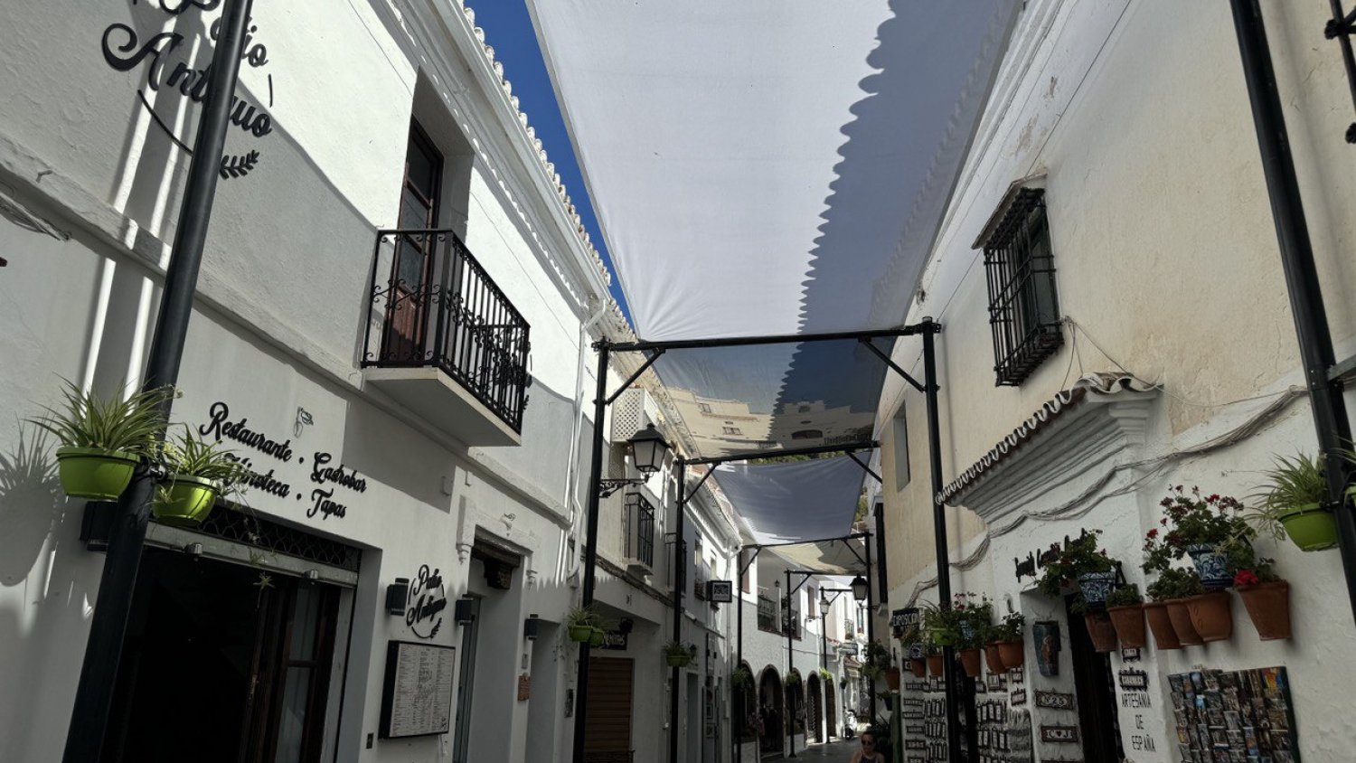 El Ayuntamiento de Mijas instala toldos en una treintena de espacios públicos repartidos por todo el término municipal