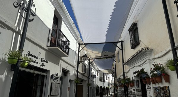 El Ayuntamiento de Mijas instala toldos en una treintena de espacios públicos repartidos por todo el término municipal