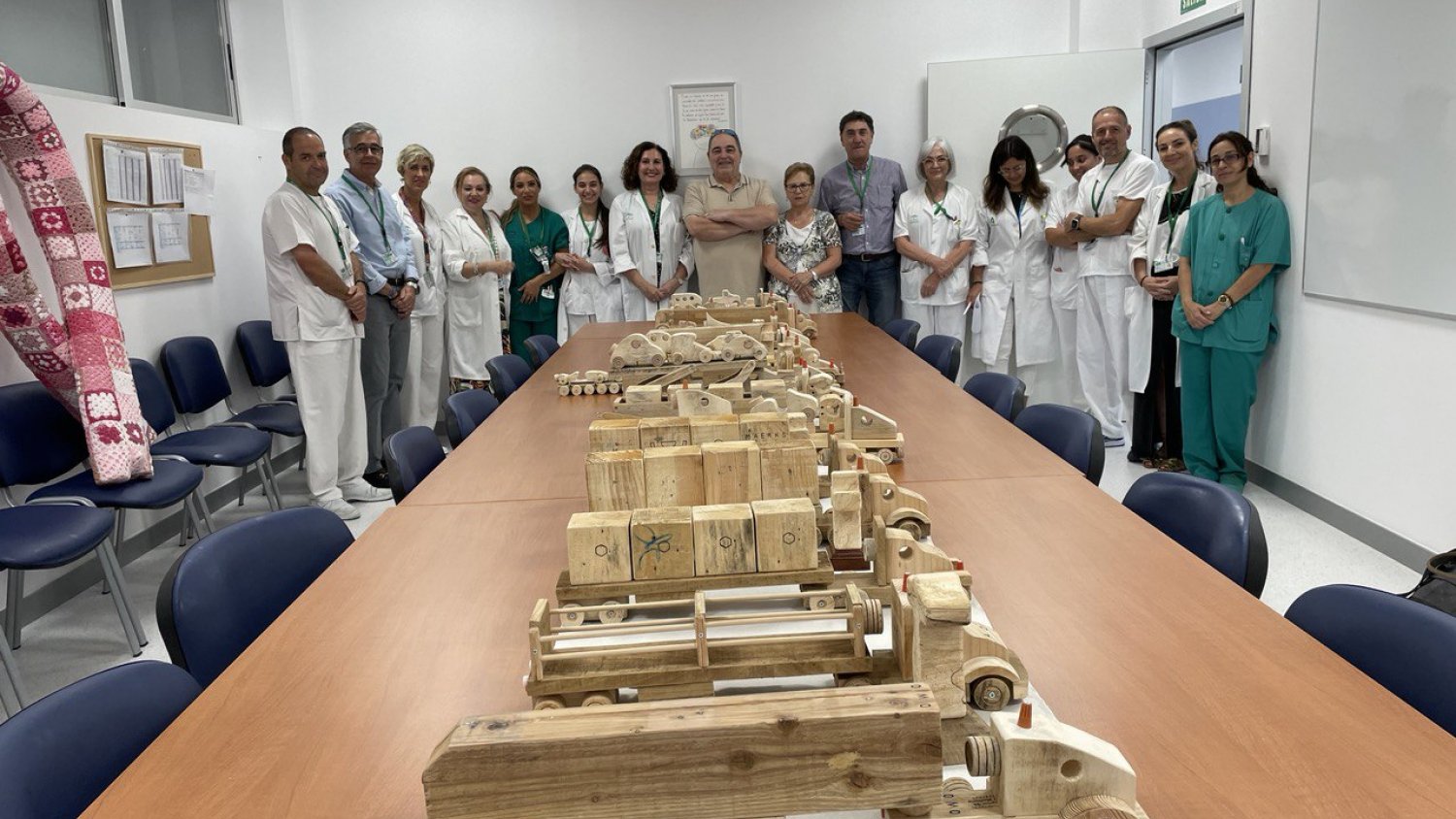 El Clínico de Málaga recibe 50 juguetes de madera realizados de forma artesanal por un paciente en tratamiento