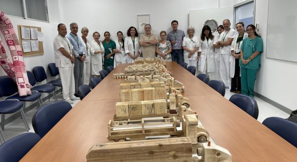 El Clínico de Málaga recibe 50 juguetes de madera realizados de forma artesanal por un paciente en tratamiento