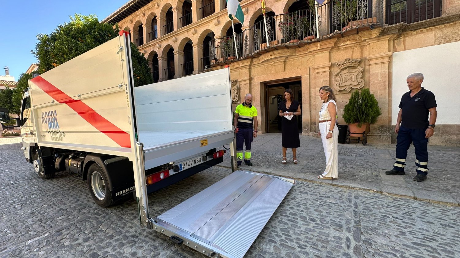 Ronda refuerza el servicio de limpieza con un nuevo camión para la recogida de enseres