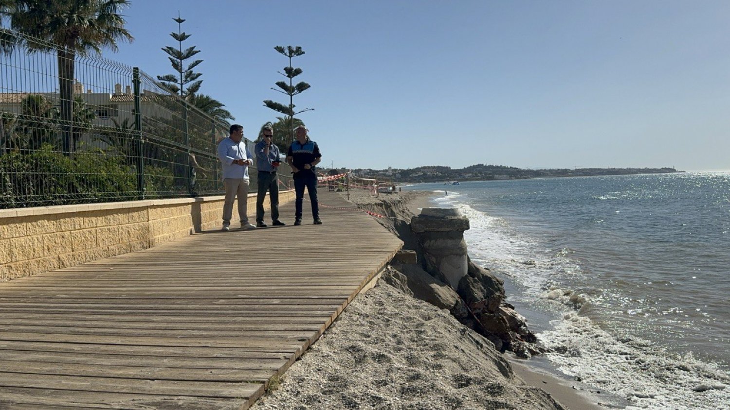 Mijas corta la Senda Litoral a su paso por la playa de El Bombo por motivos de seguridad