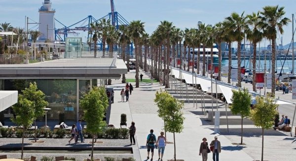 La restauración y el sector clínico y de salud impulsan el gasto de los turistas en Málaga