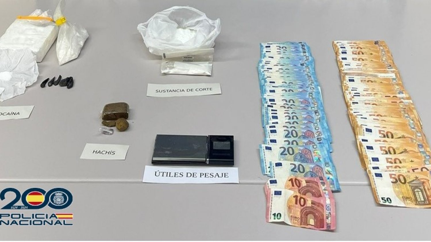 Detenidos cuatro miembros de una misma familia por la venta de cocaína y hachís en tres viviendas de Estepona 