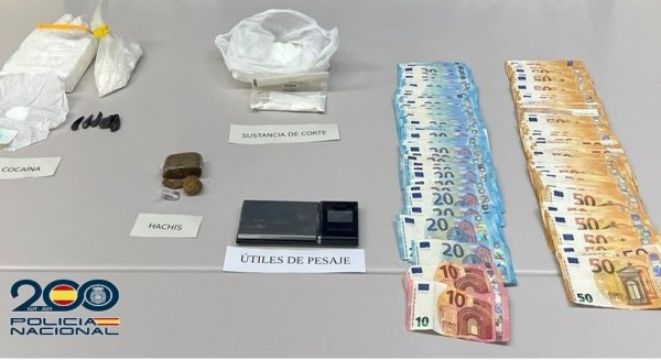 Detenidos cuatro miembros de una misma familia por la venta de cocaína y hachís en tres viviendas de Estepona 