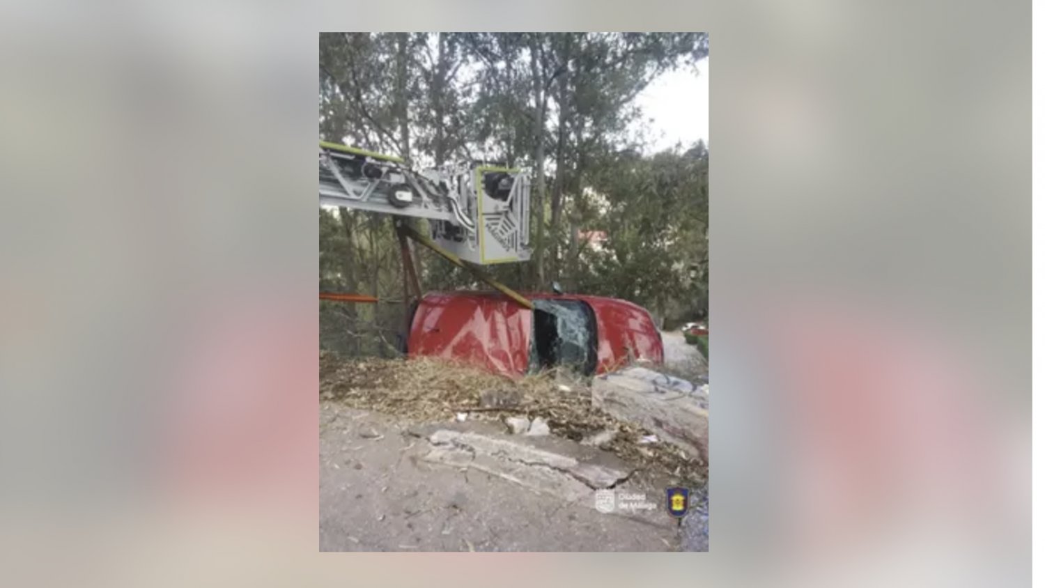 Herido en Málaga el conductor de un vehículo tras salirse de una curva y volcar en una zona de desnivel
