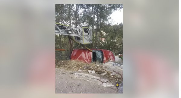 Herido en Málaga el conductor de un vehículo tras salirse de una curva y volcar en una zona de desnivel