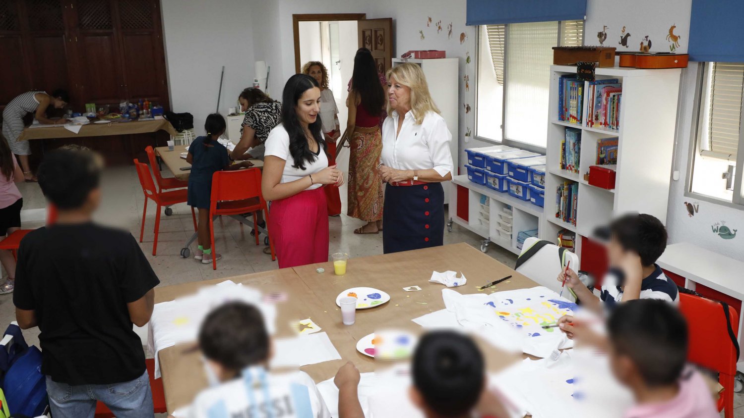 La alcaldesa de Marbella destaca la “gran labor” de la Fundación Mornese durante la visita al campamento