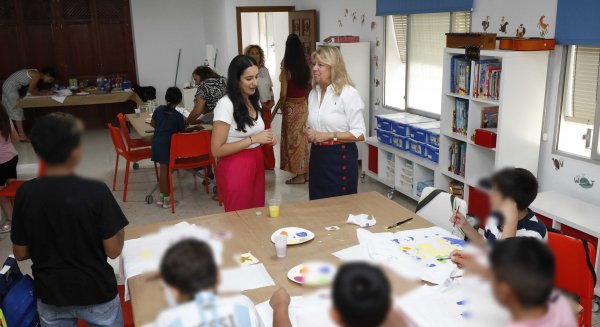 La alcaldesa de Marbella destaca la “gran labor” de la Fundación Mornese durante la visita al campamento