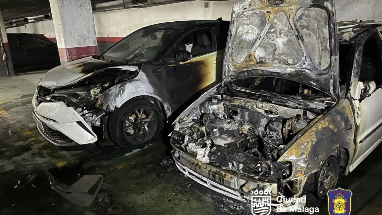 Un incendio en un garaje de Málaga deja dos coches quemados y una mujer afectada por inhalación de humo