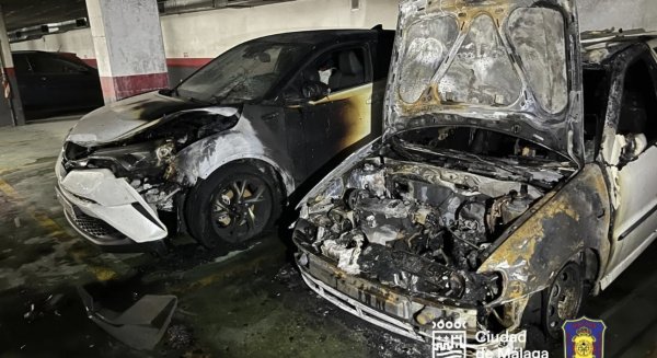 Un incendio en un garaje de Málaga deja dos coches quemados y una mujer afectada por inhalación de humo