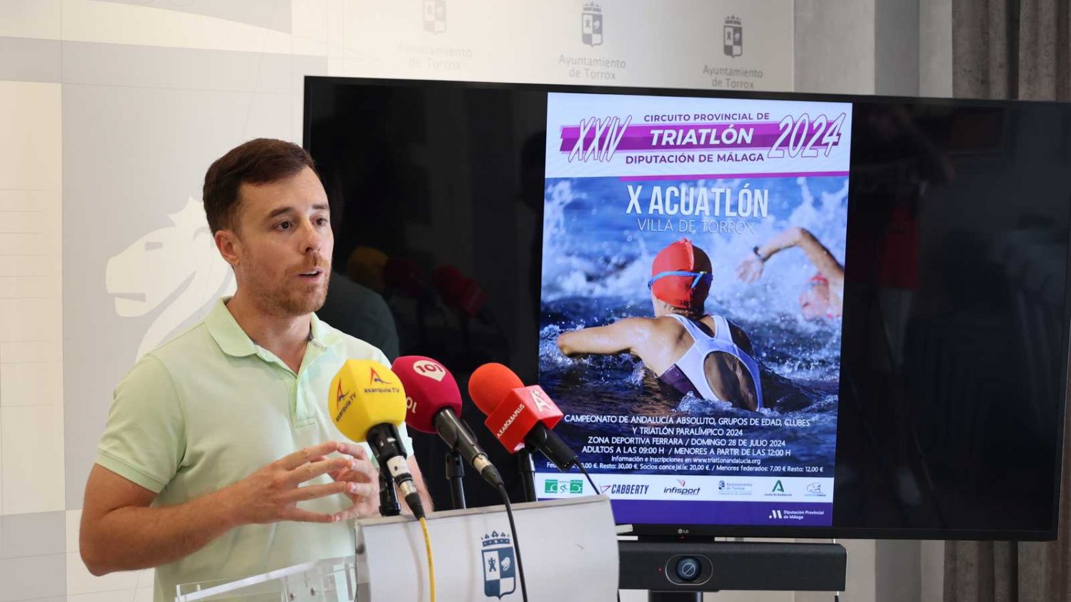 Más de 300 atletas participan este domingo en el X Acuatlón Villa de Torrox